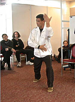 Meister Qian Zhao Hong bei der abendlichen einmaligen Lecture eines jeden Meisters