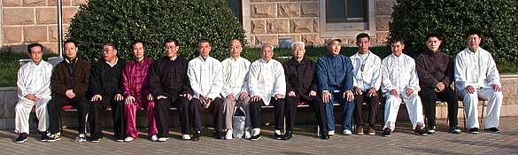 Gruppenbild der unterrichtenden Meister in China 2004 1. International Martial Arts Camp in Shanghai