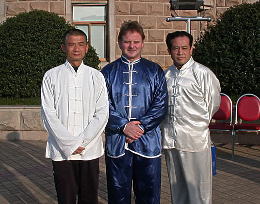 Von links nach rechts: Meister Dr. Wang Zhi Xiang neben Lehrmeister Volker Jung rechts davon der derzeitige Top Student von Dr. Wang ehemals ein Top Student des verstorbenen Großmeisters Wang Hao Da